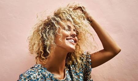 Come asciugare i capelli ricci: i trucchi per averli perfetti