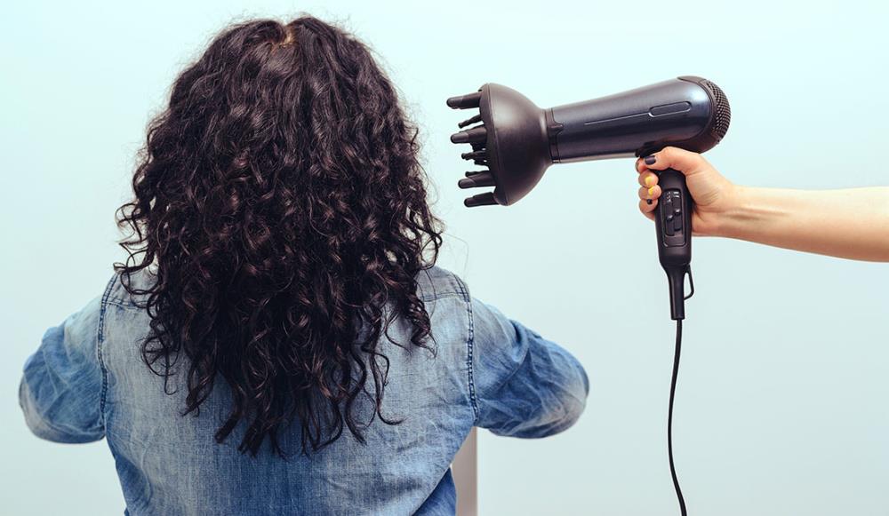 Come asciugare i capelli ricci con diffusore e phon