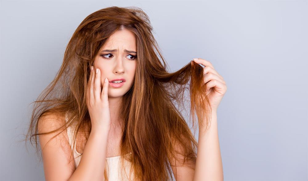 Come curare i capelli bruciati e farli tornare morbidi e setosi