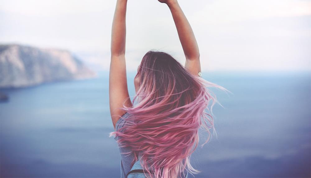 Come curare i capelli colorati e mantenerli sani