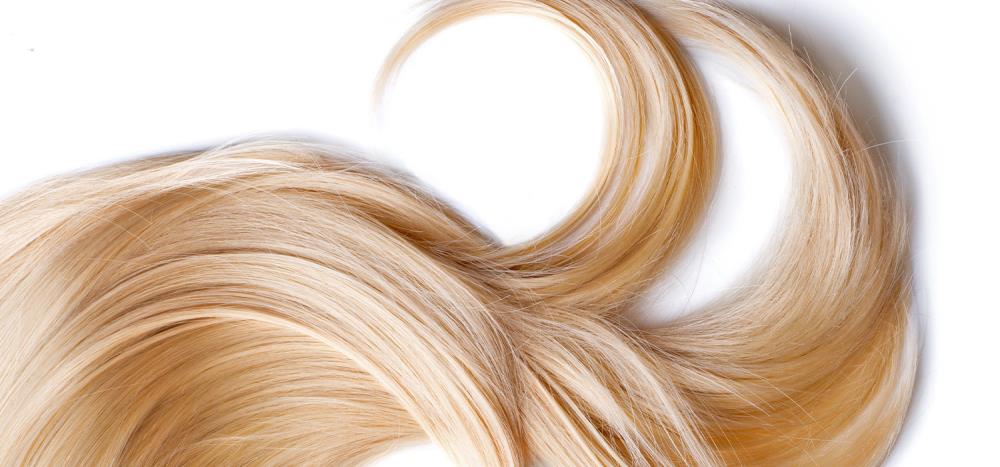 Come curare i capelli biondi tinti: consigli e prodotti
