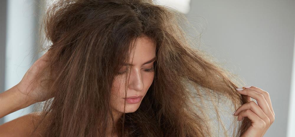 Come curare i capelli crespi: rimedi e prodotti da usare