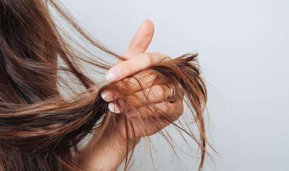 Come curare i capelli rovinati dalla tinta: rimedi e consigli