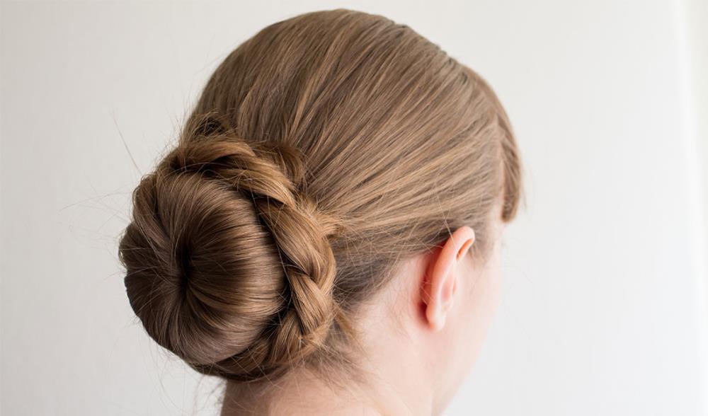 Come fare uno chignon con treccia: passaggi da seguire