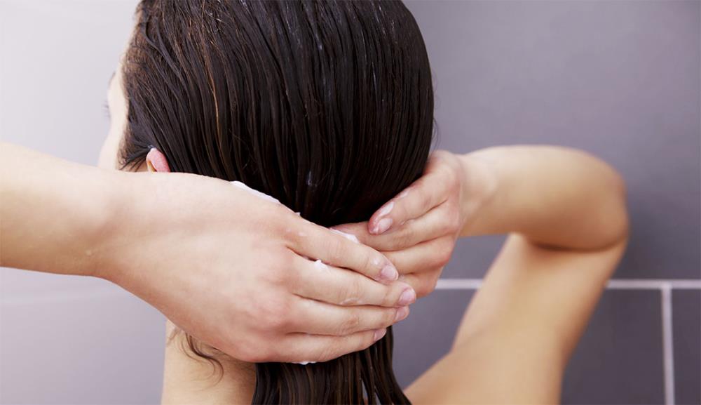 Come mettere il balsamo sui capelli: quanto tenerlo e quando usarlo