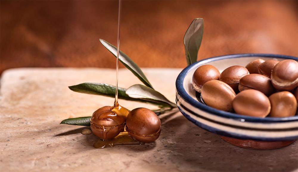 Come usare l'olio di argan sui capelli? Benefici e applicazione