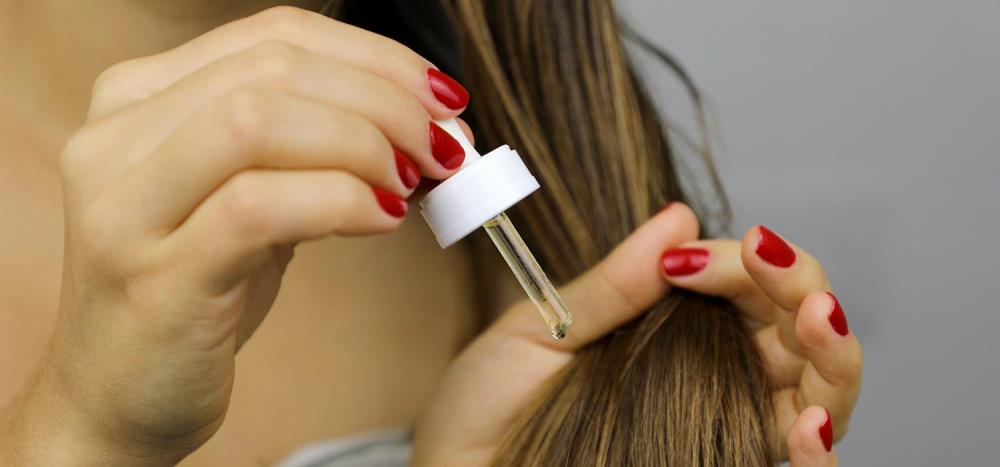 Olio di jojoba per capelli: uso e benefici
