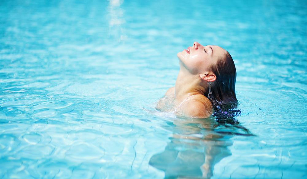 Protezione per capelli dal cloro: consigli per amanti della piscina!