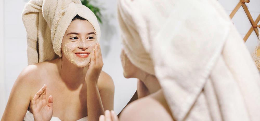 Scrub viso fai da te: come farlo in casa e cosa usare